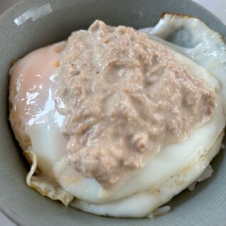 ツナソースで食べる目玉焼き丼